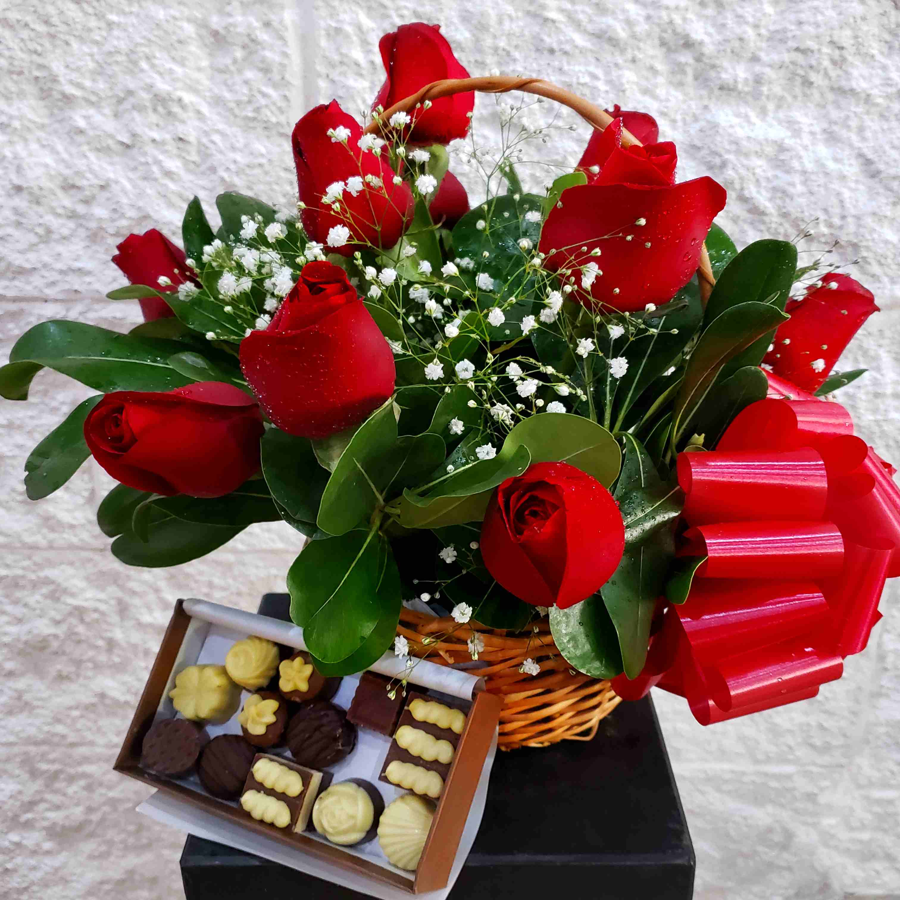 Foto de Canasta con 12 rosas y exquisitos bombones 